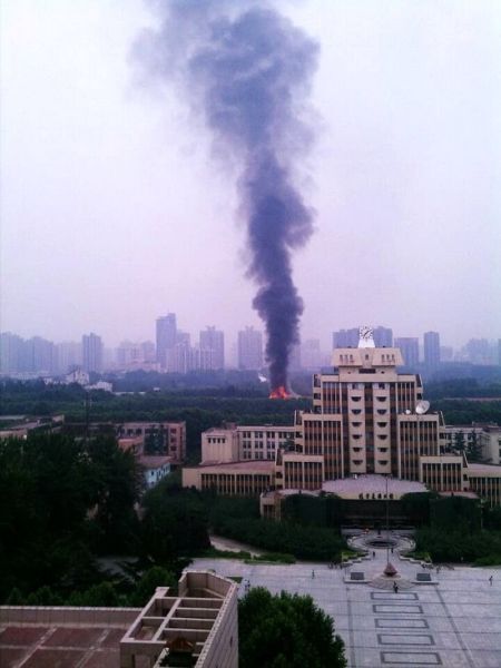 西安交通大学中一楼着火，浓烟滚滚。（图片来源网络）
