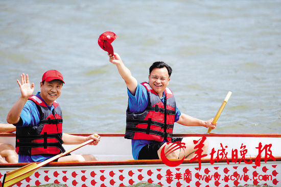 22日，2013广州国际龙舟邀请赛举行，广州市委书记万庆良和市长陈建华等领导组成联队参加龙舟表演赛 羊城晚报记者 林桂炎 周巍 摄 