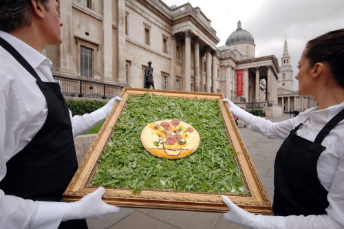 化身披萨饼的梵高名作《向日葵》