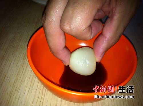 试吃荔枝蘸酱油 张艳红/摄影