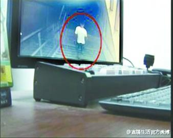 地铁站里现古怪男子，把手机伸到了女孩的裙子底下! 电视截图