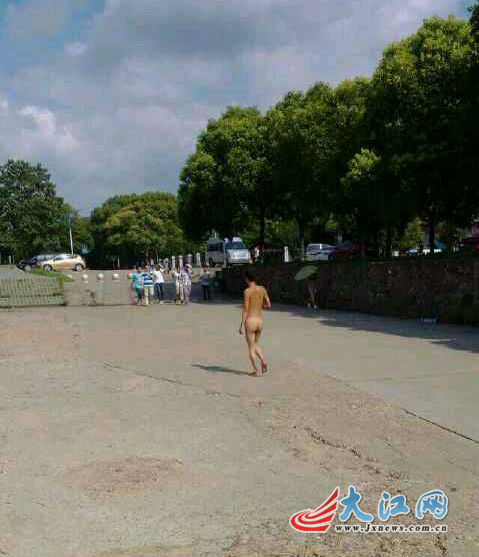 6月24日上午，江西农业大学校园内惊现一“裸奔男”。（图片来自微博）
