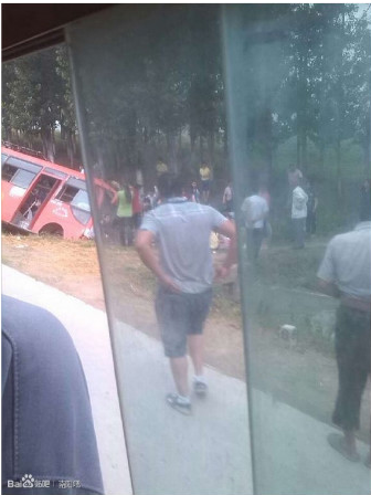 网曝南阳一中考大巴因超载出车祸 多个孩子受伤