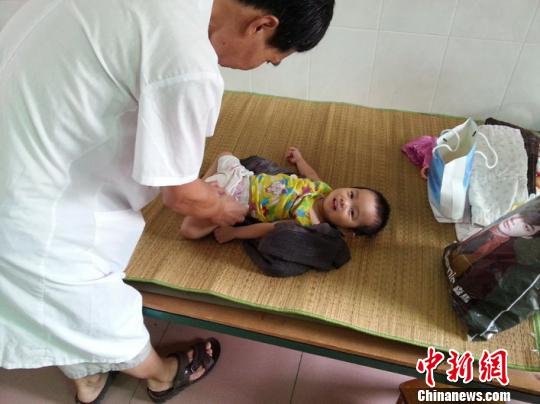 医生为被弃女婴检查身体　黄政源　摄