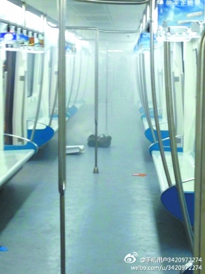 提包突冒烟吓跑满车乘客