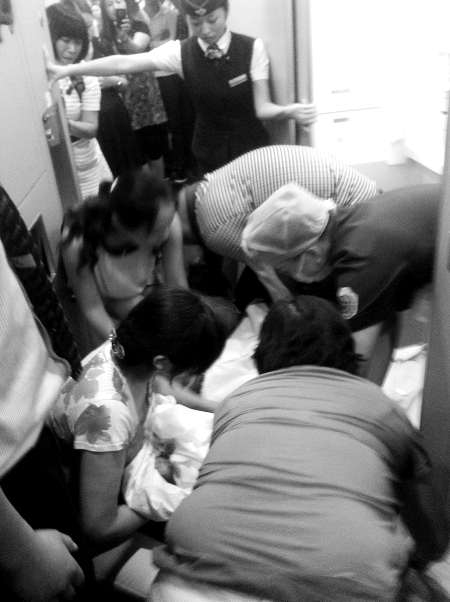 在众人帮助下，陈晓在高铁厕所内诞下女婴
