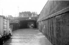 大妈就在这个涵洞里溺亡的。