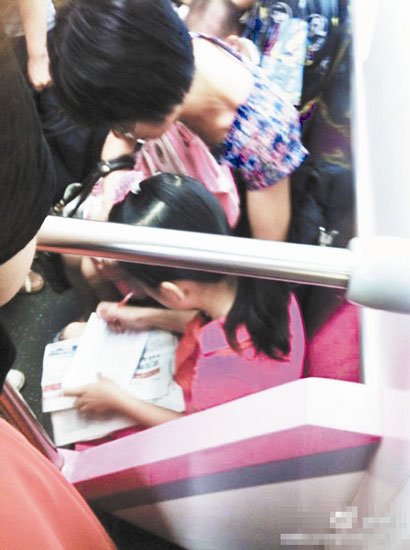 女孩武汉地铁里写作业 认真模样感动网友(图)