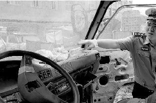 司机开8年未审验报废货车 车座无靠背半蹲着开