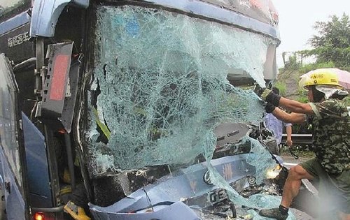 客车追尾后乘客害怕爆炸敲坏两把安全锤逃生