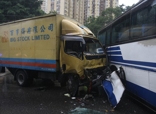 图：货车撞旅游巴造成9人受伤。来源 香港《大公报》