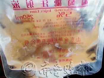 　　未开封的葡萄糖注射液中清晰可见絮状物。　记者　曲彦霖　摄