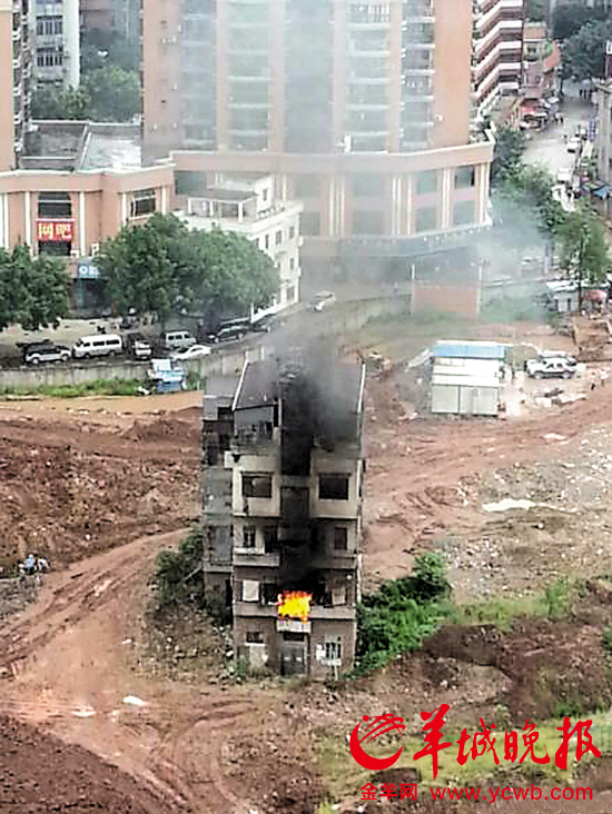 留守户扔掷燃烧物引发火情微博截图