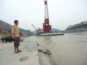 　　温业军望着岷江找不到儿子的下落。