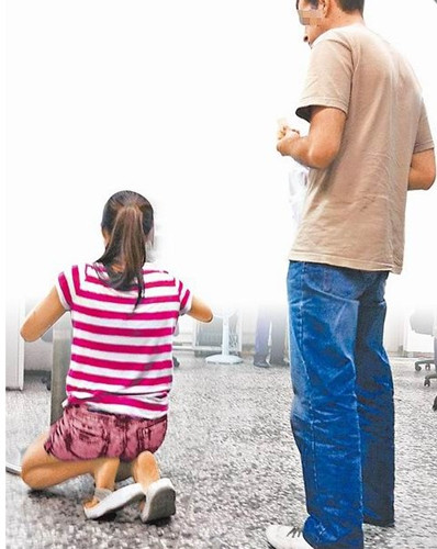 学妹不堪遭黄某骚扰,与外籍男友(右)控告黄某。为保护当事人,女子衣物经变色处理。图自台媒