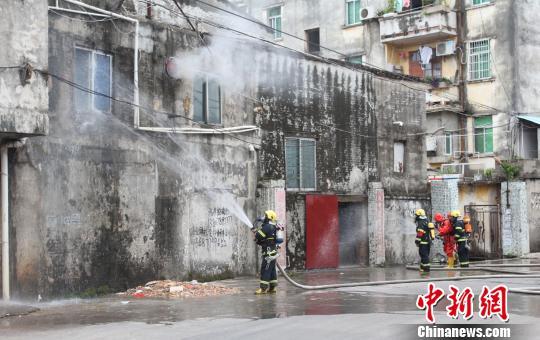 图为消防官兵对发生氨气泄漏的工厂进行救援处置。　龙烨　摄