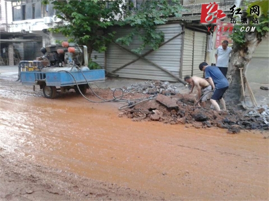 东湖路沿线一水管破裂，及时维修居民展笑颜