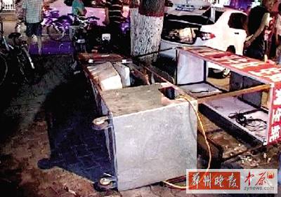 烧烤摊被撞倒在路边