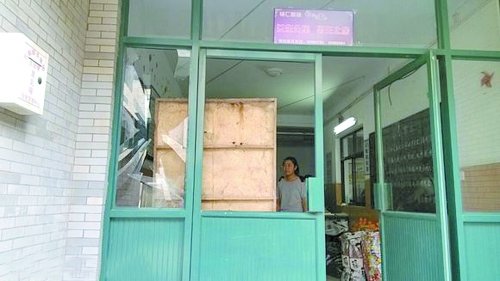 醉男凌晨砸门闯入女生宿舍楼 校方拒回应(图)