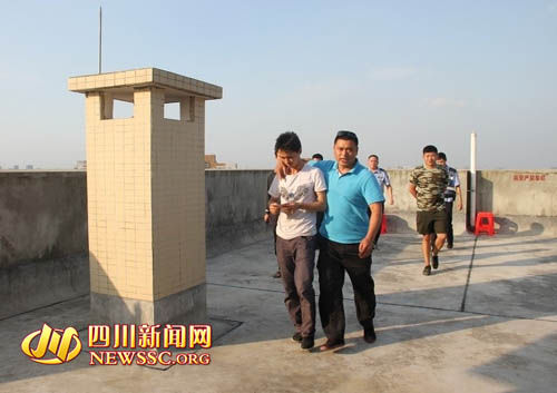 新都一男子欲跳楼讨薪被警方劝阻