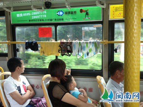 衣服就晾在公交车内横杆上网友“六月弍六”供图