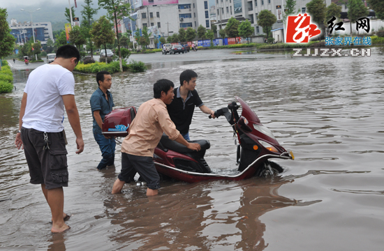 连日暴雨  张家界市城区积水现“看海”场景（组图）