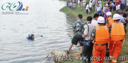 消防官兵在水库打捞时的情景。王利勇摄