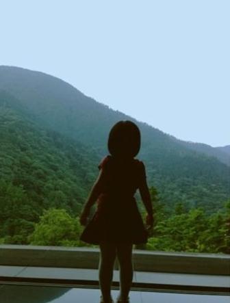 小四月背影 6月25日晚,赵薇在微博中晒出丈夫与女儿游玩照。照片中丈夫黄有龙手牵着的女儿,身处重山之中,父女共同眺望远方的美丽风景。已经3岁的小四月身穿红裙,已经长到黄有龙的腰部。 网友纷纷大赞好有爱!还祝福赵薇家庭幸福。有网友感慨:父亲一座山,幸福一家。也有不少细心的网友赞:小四月长得真快,已经这么高啦。