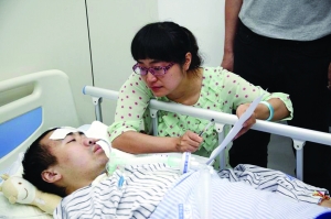 体院苏老师在床边给晓杰进行考试 陈红明 摄