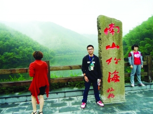 晓杰兼职当导游时的照片