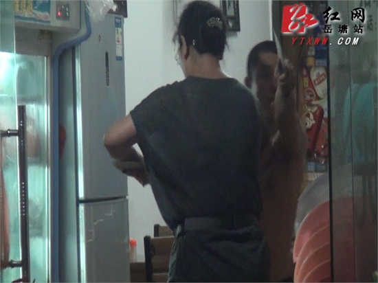 夜市惊现“双刀男” 城管局书记“化险为夷”