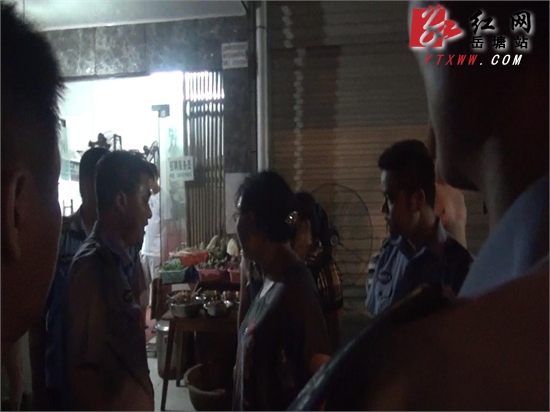 夜市惊现“双刀男” 城管局书记“化险为夷”