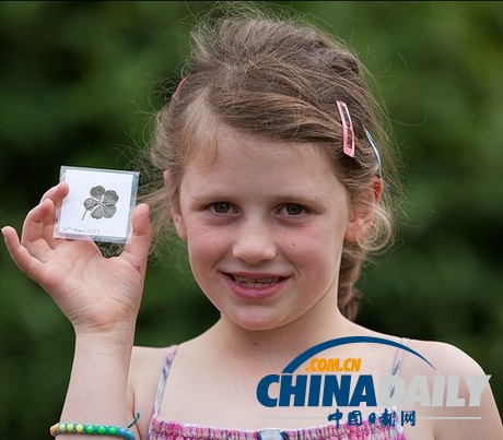 英国女孩发现极其罕见五叶幸运草出现概率两万分之一