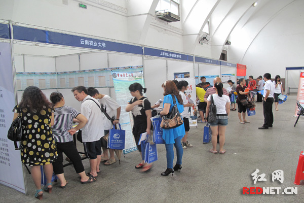 6月26日至27日，2013第五届湖南（长沙）教育博览会在省展览馆举行，共吸引2万余名学生和家长参会。