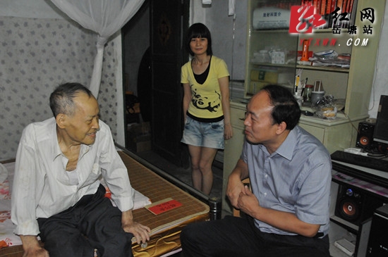 七一将至 孙银生上门慰问困难老党员