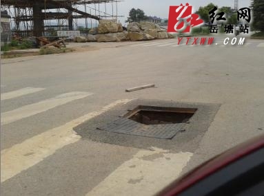 芙蓉大道荷塘段一下水道井盖缺失存安全隐患 市民盼修复