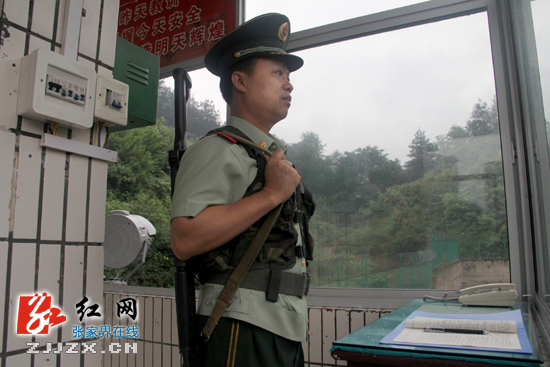张家界武警：机关领导下对当兵 重温“兵之初”（图）