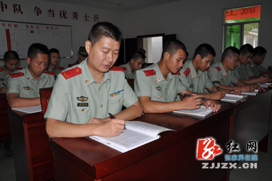 张家界武警：机关领导下对当兵 重温“兵之初”（图）