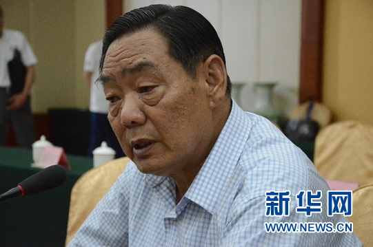 新疆和田地区安监局局长樊斌文正在接受记者访问。他1976年就开始从事安全工作，最开始是新疆自治区交通厅第七运输公司车队的安全员。 新华网 苏影
