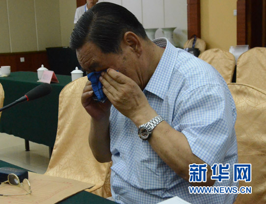 新疆和田地区安监局局长樊斌文正在接受记者访问。他1976年就开始从事安全工作，最开始是新疆自治区交通厅第七运输公司车队的安全员。 新华网 苏影