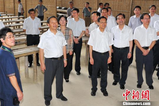 彭清华率广西党委常委雨中开展革命传统学习教育