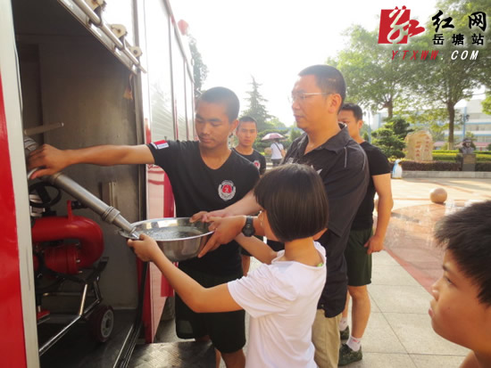 水管爆裂全校师生酷暑难耐 岳塘消防官兵送及时水