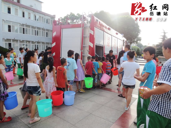 水管爆裂全校师生酷暑难耐 岳塘消防官兵送及时水