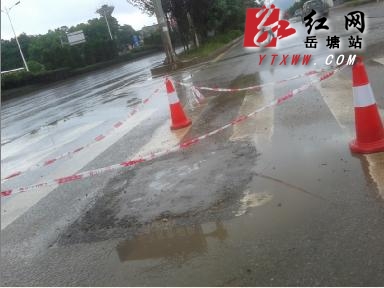 《芙蓉大道荷塘段一下水道井盖缺失存安全隐患》续：已修好