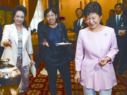 午餐后习近平夫人与韩国总统朴槿惠互赠礼物