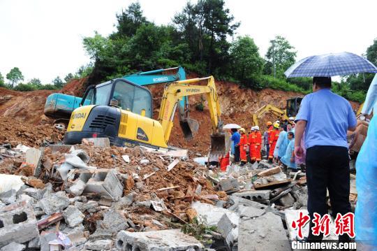 湖南浏阳山体滑坡消防成功救出被埋三人