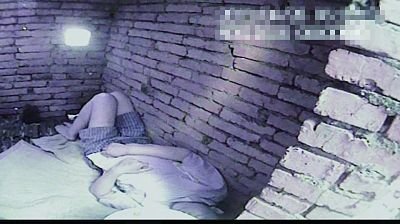 男子躺在狗棚内。