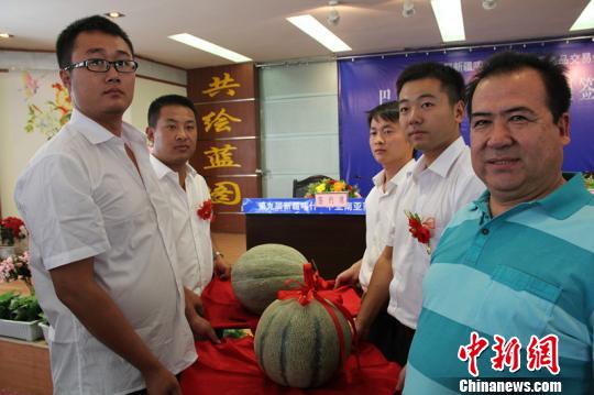 新疆巴楚雌雄“老汉瓜”喀交会拍出5000元(图)