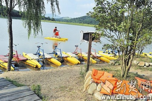 武汉一大学生景区骑水上自行车溺亡 未穿救生衣