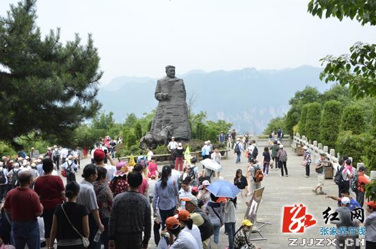 喜庆党的92岁生日贺龙公园